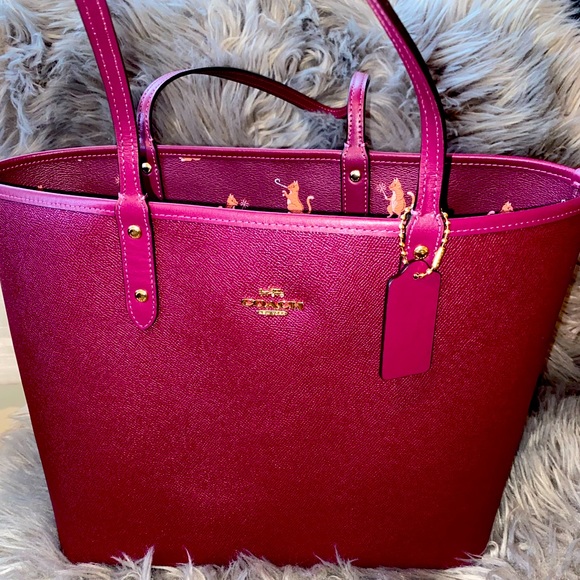 Coach Handbags - NWOT COACH SIGNATURE TOTE